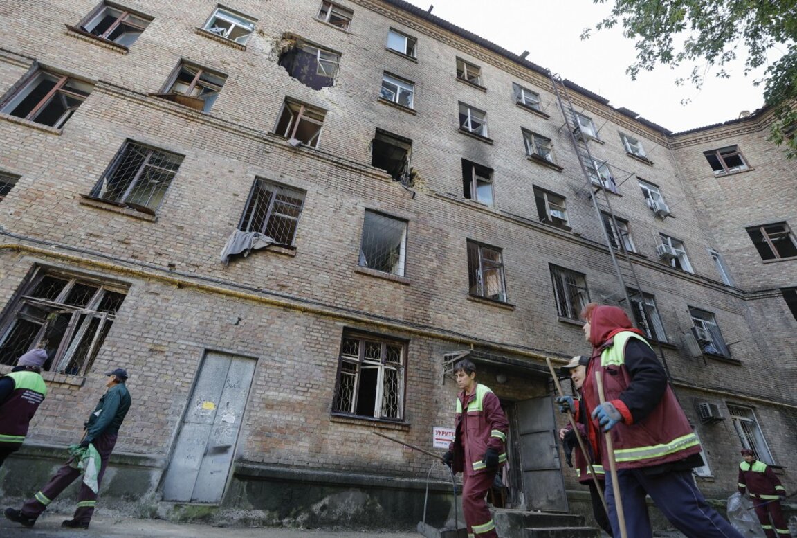 Пострадала от руските атаки жилищна сграда в Киев, 22 октомври 2025 г.
