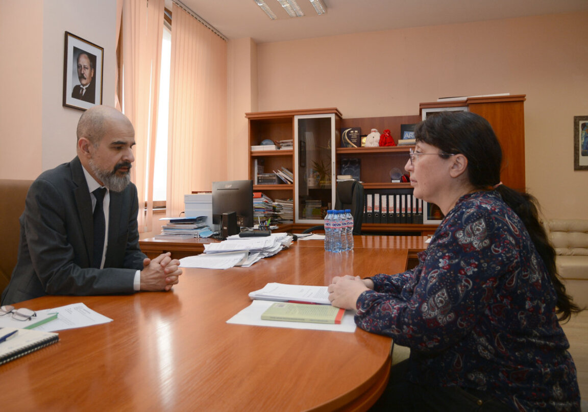 Конфликтът между учителка и ръководството на Пета гимназия във Варна стигна до Общината