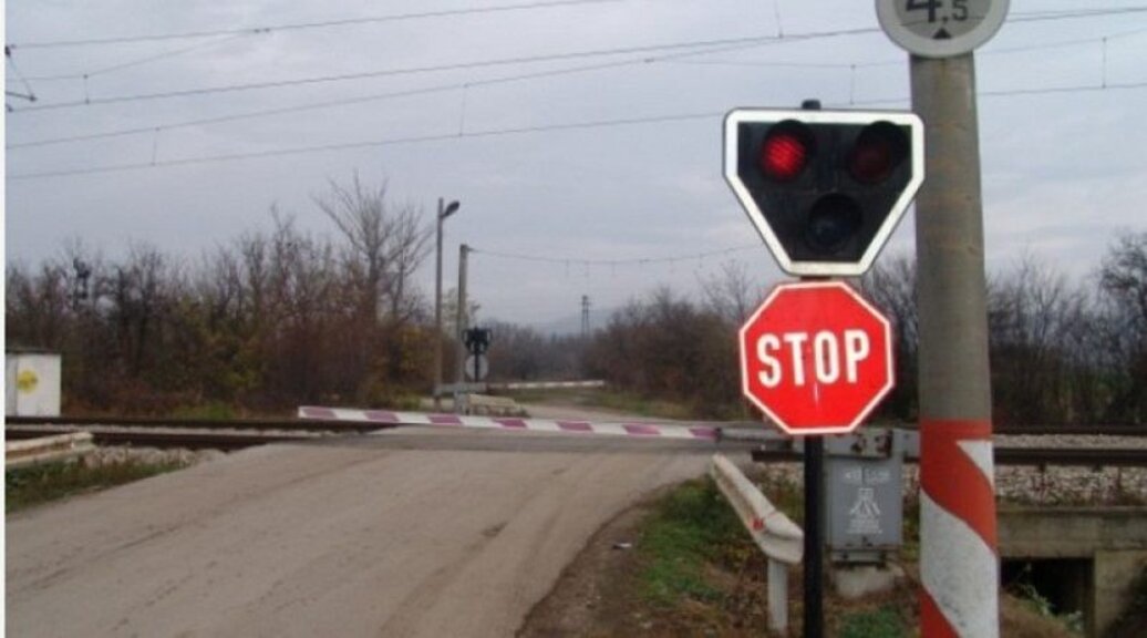 Влак блъсна кола край Симеоновград