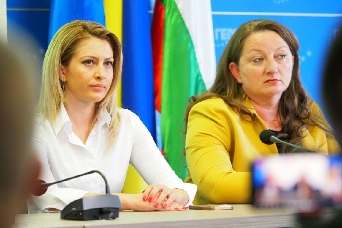 Рая Назарян (вляво) и Деница Сачева са част от преговорния екип на ГЕРБ-СДС за съставяне на правителство