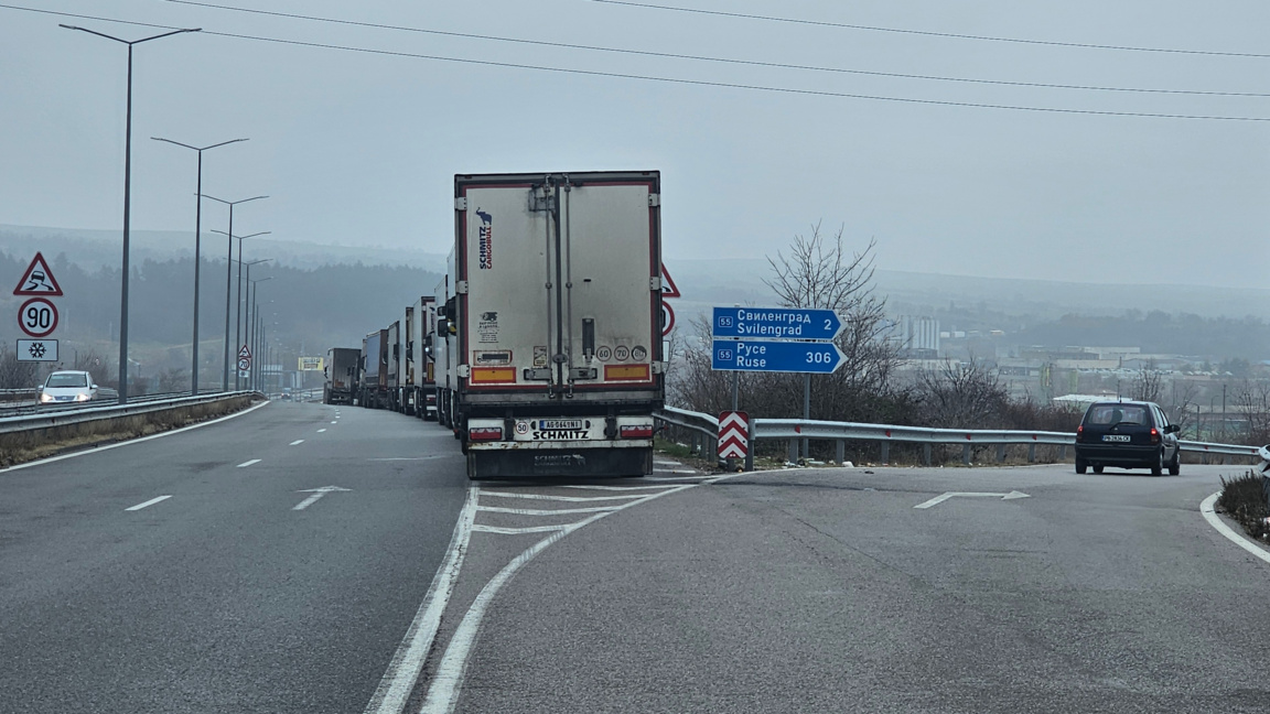 Truck traffic at the border with Turkey remains busy