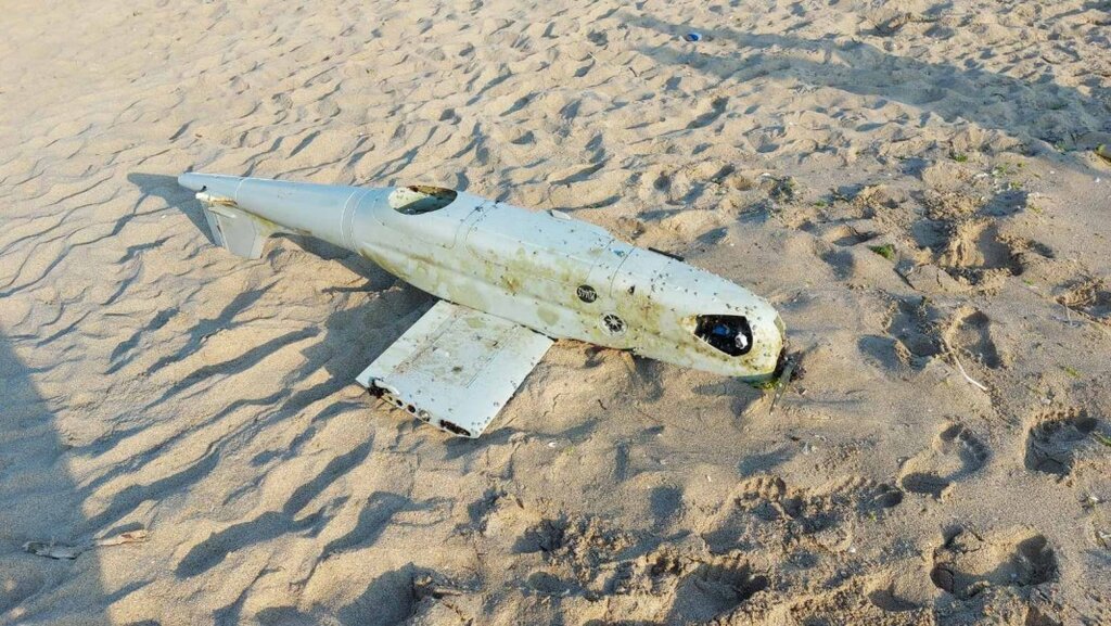 Морето край Созопол изхвърли на брега военен дрон (видео)