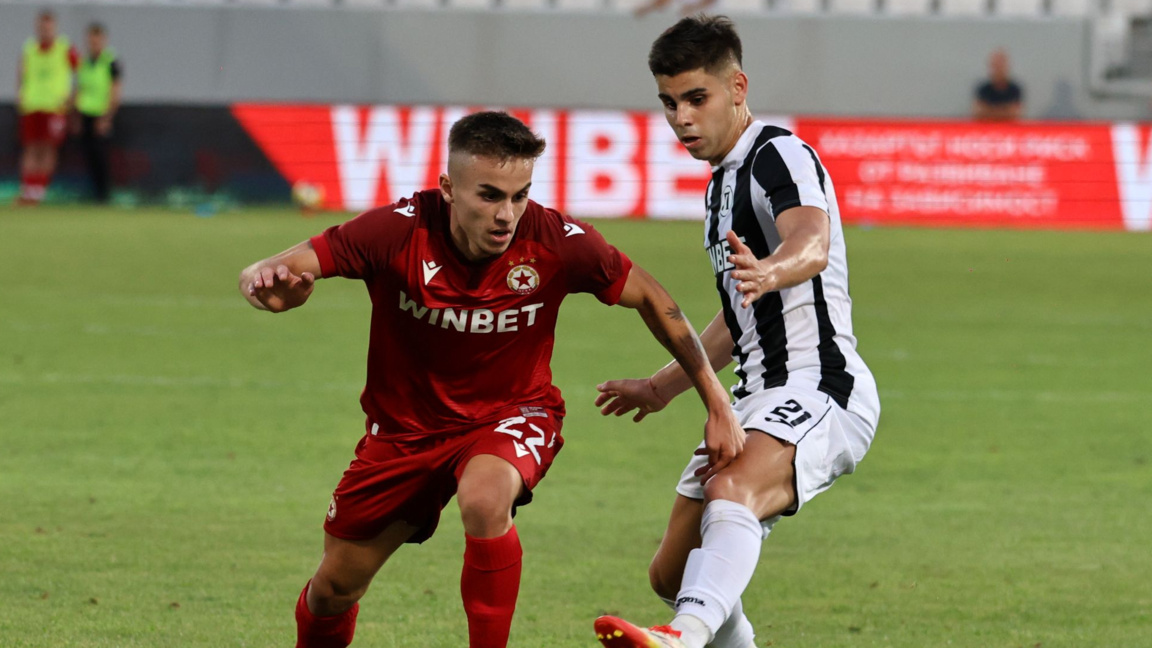 Еспиноса (в дясно) получи контузията по време на лагера.