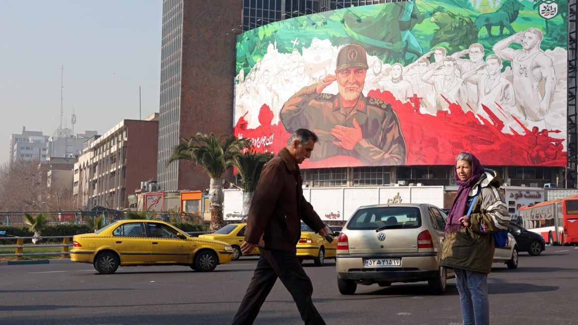 Билборд с лика на убития от САЩ ирански генерал Касем Солеймани в центъра на Техеран, 6 януари 2026 г.