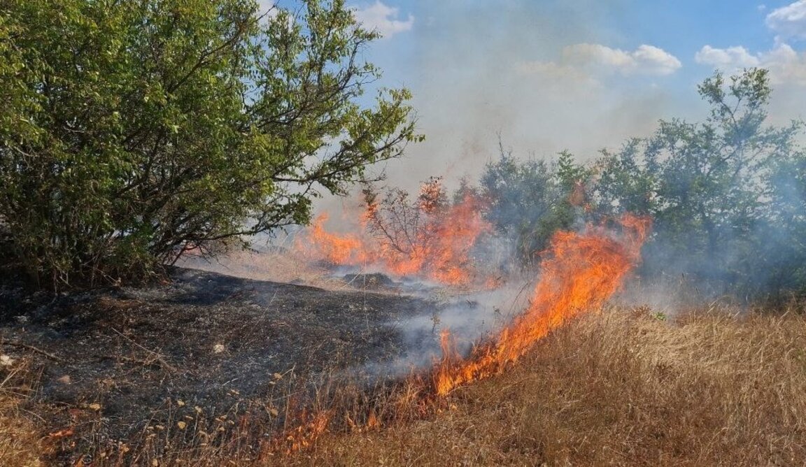 Локализиран е пожарът край Воден, борбата с огъня до Камен връх продължава