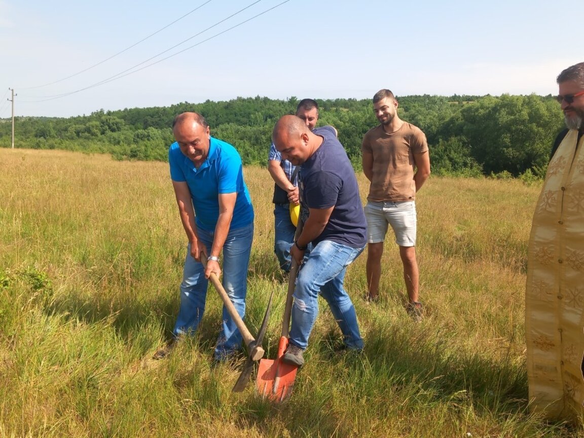 В местността Мемедалиното в землището на с. Дъбравка се състоя церемонията по първа копка на новия гробищен парк.