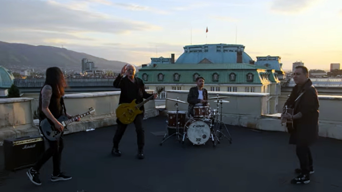 “Invencible”, el debut del nuevo supergrupo Frontman 