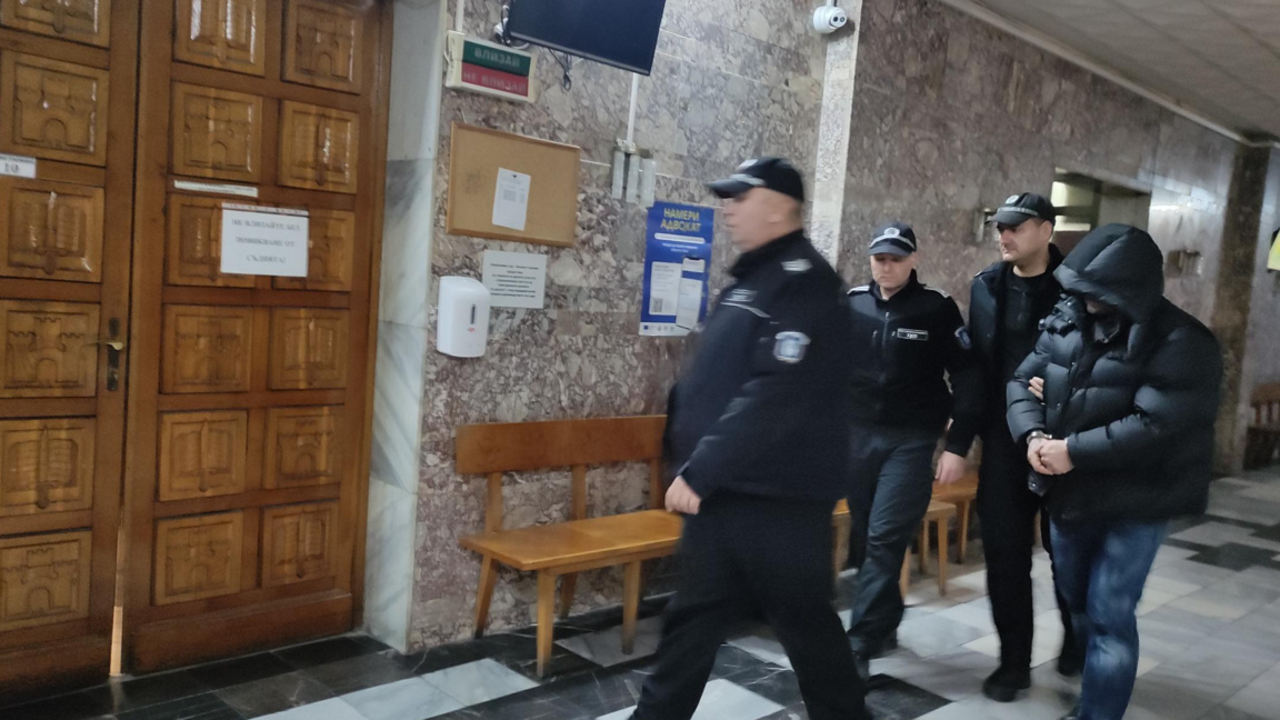 Водят в съдебната зала Емил Мушев