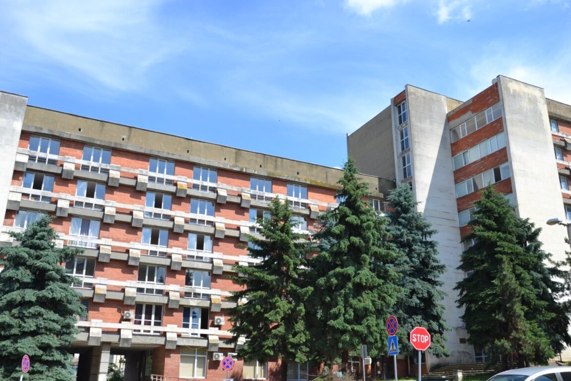 Обновяват ученическо общежитие
