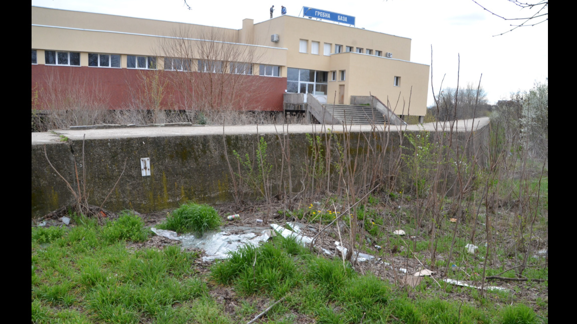 Видинската гребна база потъна в боклуци