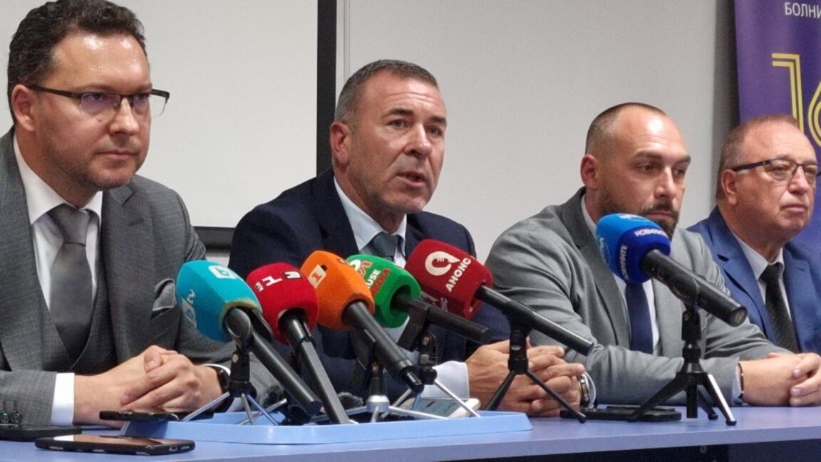 Министърът на вътрешните работи Даниел Митов (вляво), главният секретар на МВР главен комисар Мирослав Рашков (в центъра) и представители на държавната и местна власт дадоха пресконференция в Русе по повод нападението над директора на полицията в дунавския град старши комисар Николай Кожухаров.