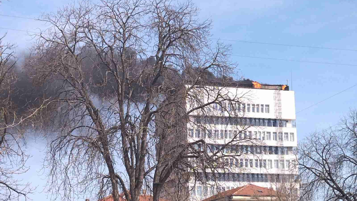 Гори сградата на община Разград