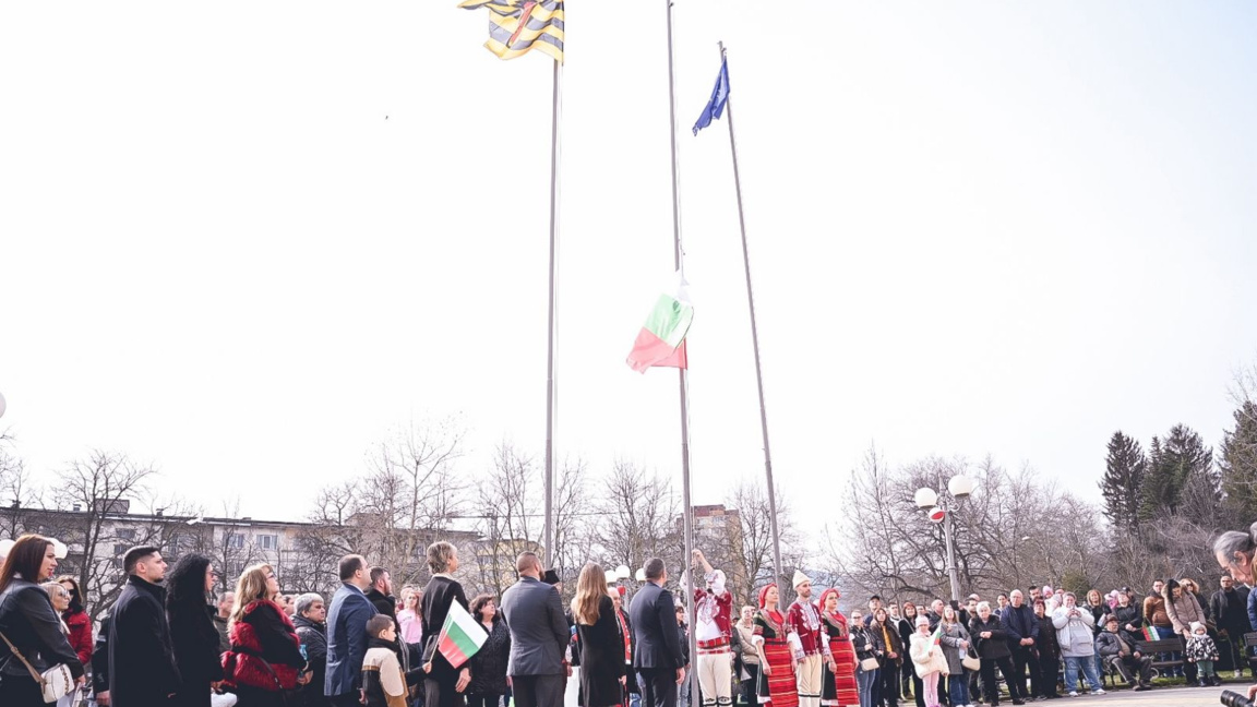 С ритуал по издигане на националния флаг в Перник отбелязаха 3 март