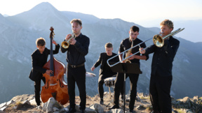 Depuis le sommet du Todorka, des musiciens saluent le Bansko Jazz Fest