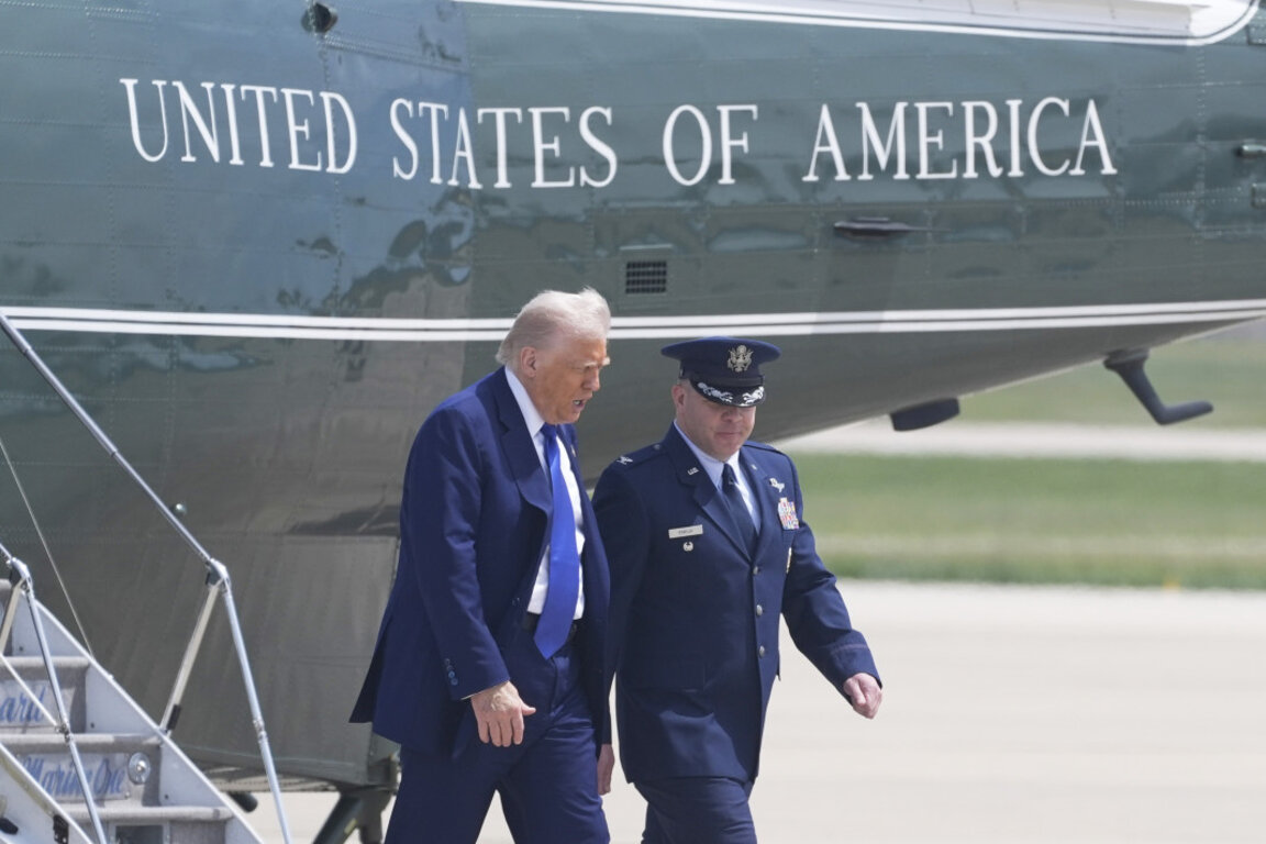Президентът на САЩ Доналд Тръмп се качва на борда на Еър Форс 1, Мериленд, САЩ, 12 май 2025 г.