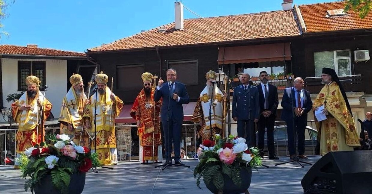 Четирима митрополити отслужиха литургия в църквата "Св. София" в Несебър