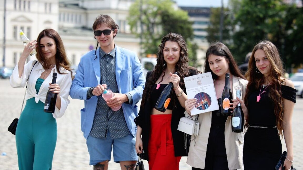 Between art and reality: Young people and their ideas of life after school