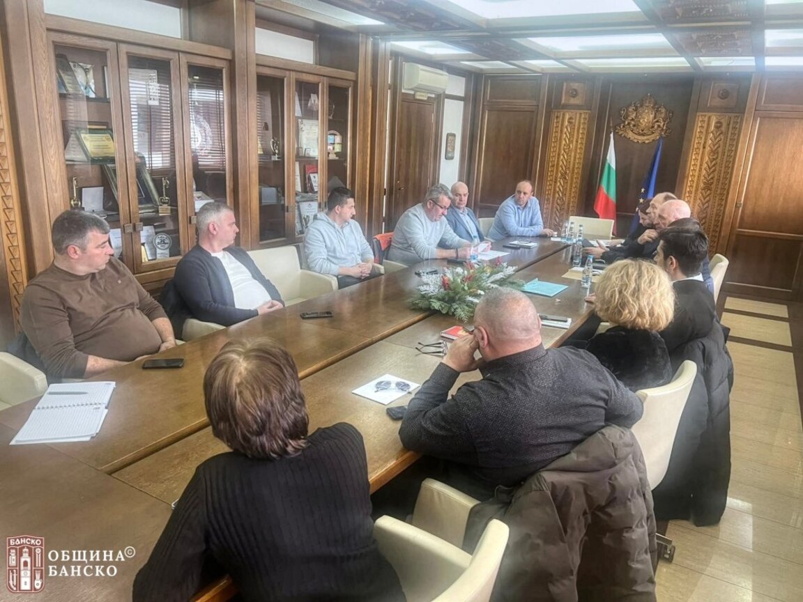 Мерки срещу безконтролното движение на животни по пътната мрежа в Банско