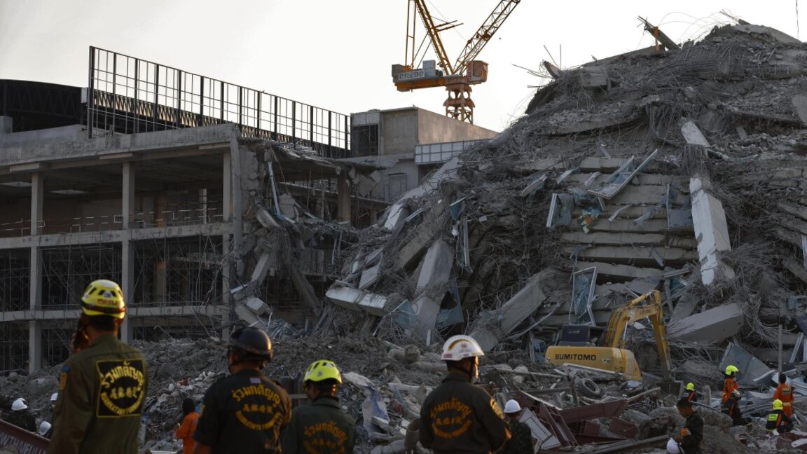 Спасители търсят оцелели с кучета на мястото на срутена сграда след земетресение в Банкок, Тайланд.