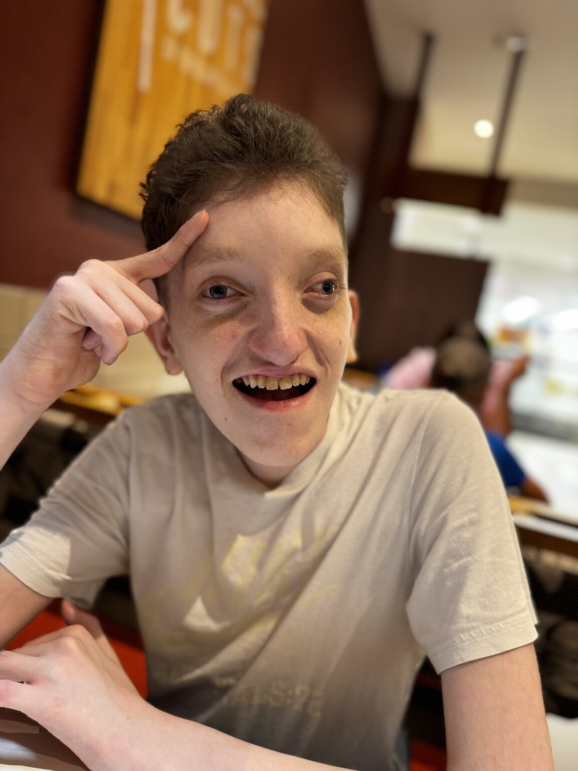 Дори когато си играят вкъщи, целта на майката на Виктор е той да научи нещо, защото битката за това момчето да се чувства по-добре и да научава нещо ново и полезно за него продължава всеки ден.