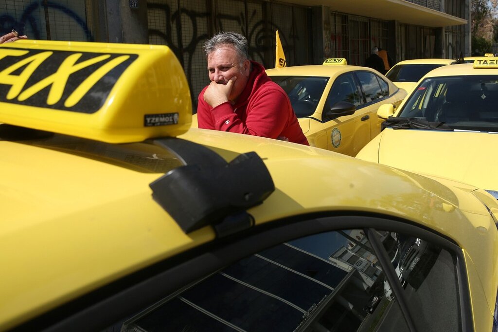 Слагат дефибрилатори в метрото и такситата в Гърция