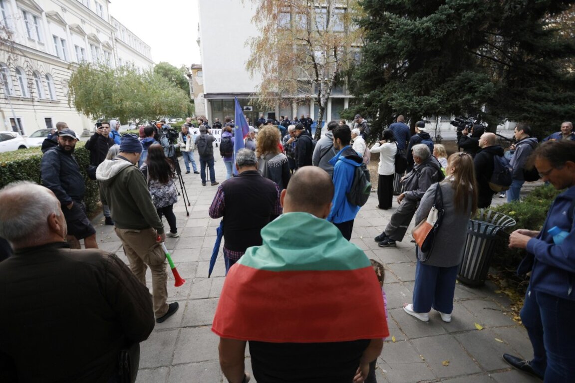 Втори пореден ден на протест на БОЕЦ пред централата на "ДПС - Ново начало"