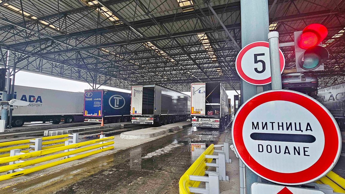 Traffic is heavy for trucks heading to Türkiye