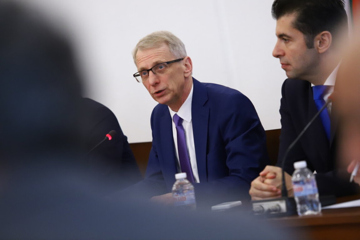 Номинираният за премиер от ПП акад. Николай Денков и съпредседателят на формацията Кирил Петков (вдясно).