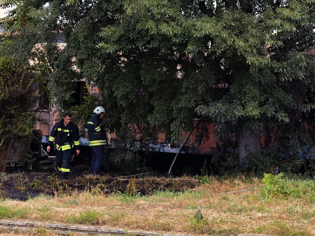Три пожарни автомобила гасиха пожар на Сточна гара Варна