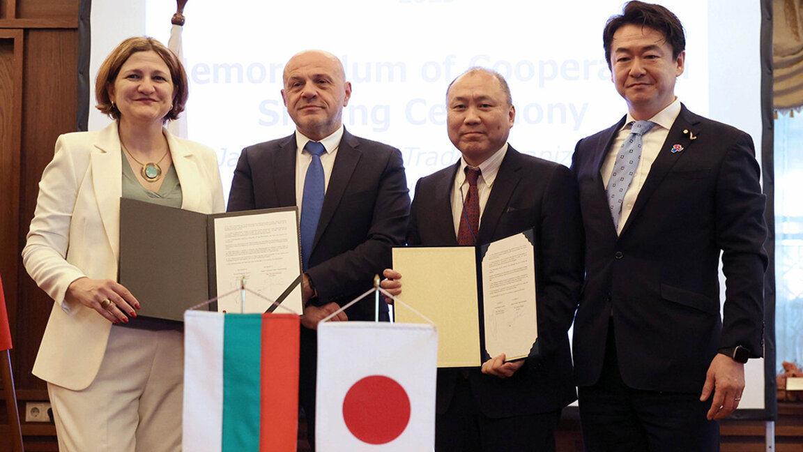 De la izquierda a la derecha: la directora ejecutiva de la Agencia Búlgara para las Inversiones Mila Nenova, el vice primer ministro y ministro de Innovaciones y Crecimiento Tomislav Donchev, el presidente de la Organización de Comercio Exterior e Japón Susumu Kataoka, el vice ministro parlamentario de Economía, Comercio e Industria Akiyoshi Kato.
