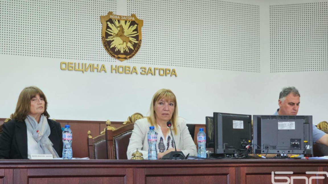 Кметът на Нова Загора Галя Захариева (в средата)