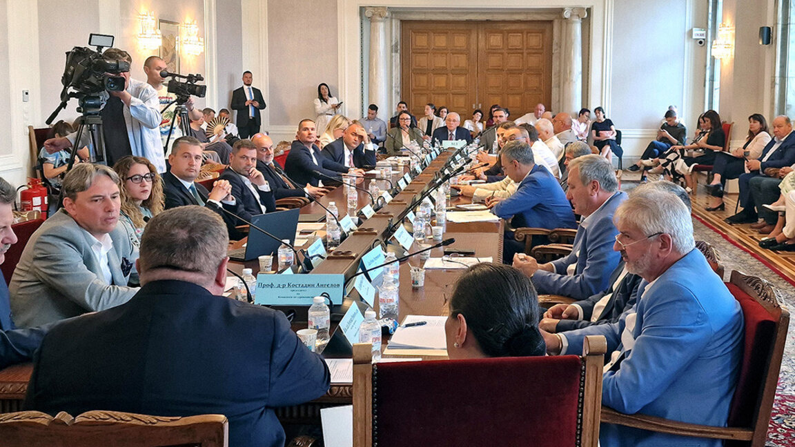 Търси се решение на проблема със заплащането на младите лекари и специализанти