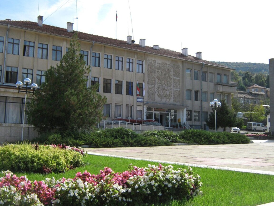 Община Опака