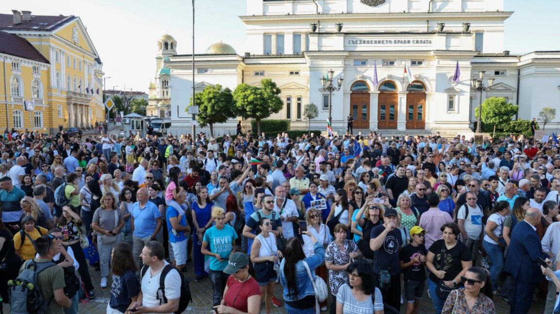 Горещо политическо лято