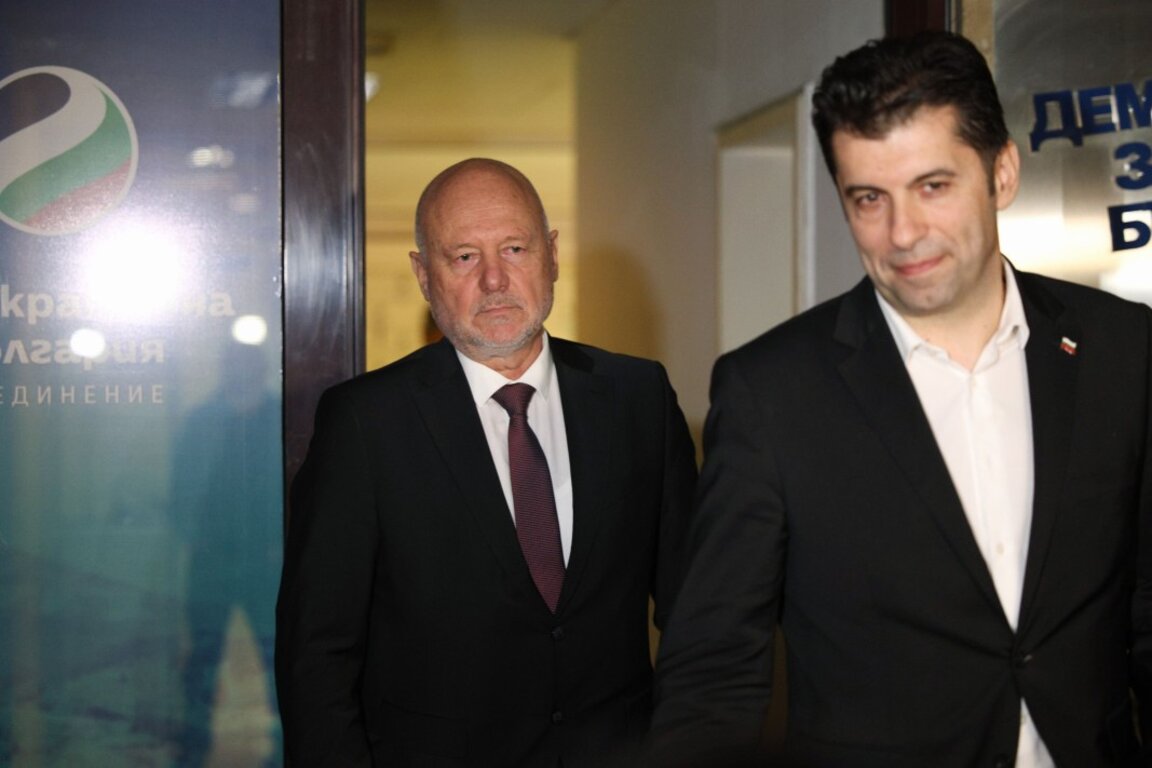 Министърът на отбраната Тодор Тагарев (вляво) и съпредседателят на ПП-ДБ Кирил Петков