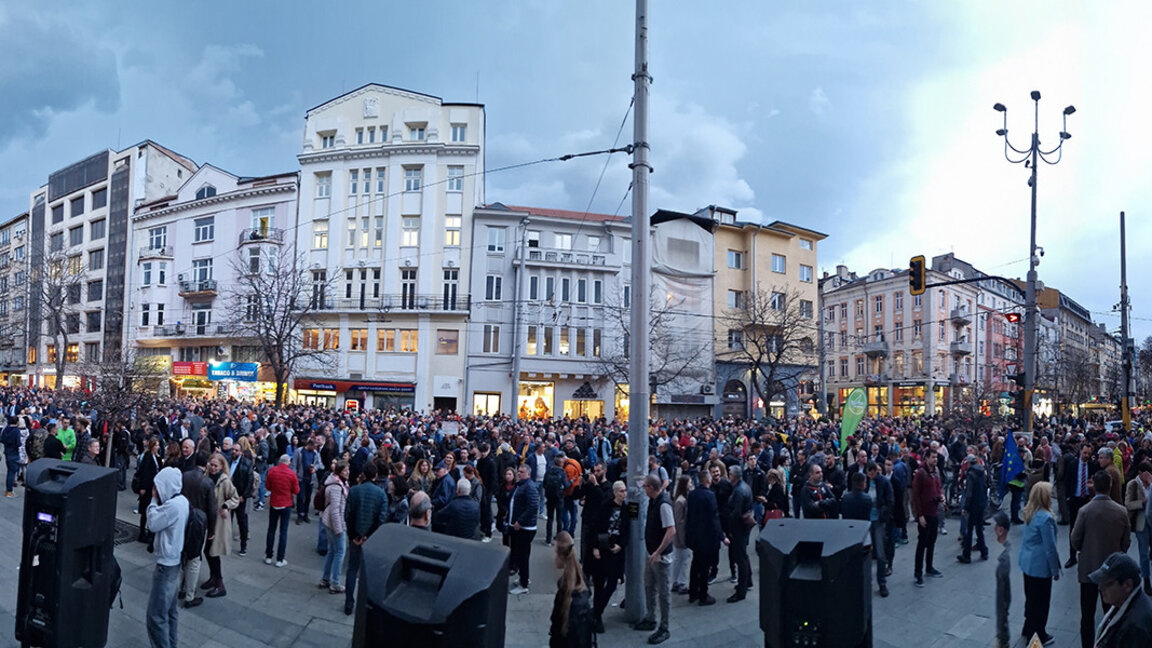 Стотине грађана изашло синоћ на протест “#КО блокира Устав”