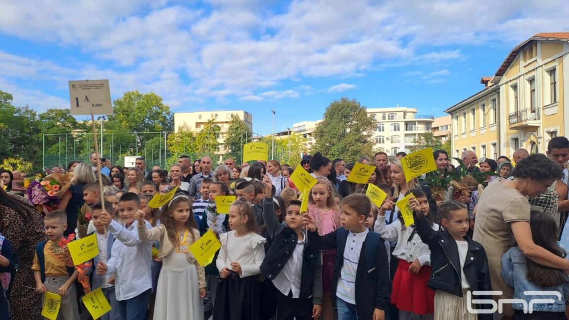 118 първокласници прекрачиха прага на най-старото светско училище "Отец Паисий"