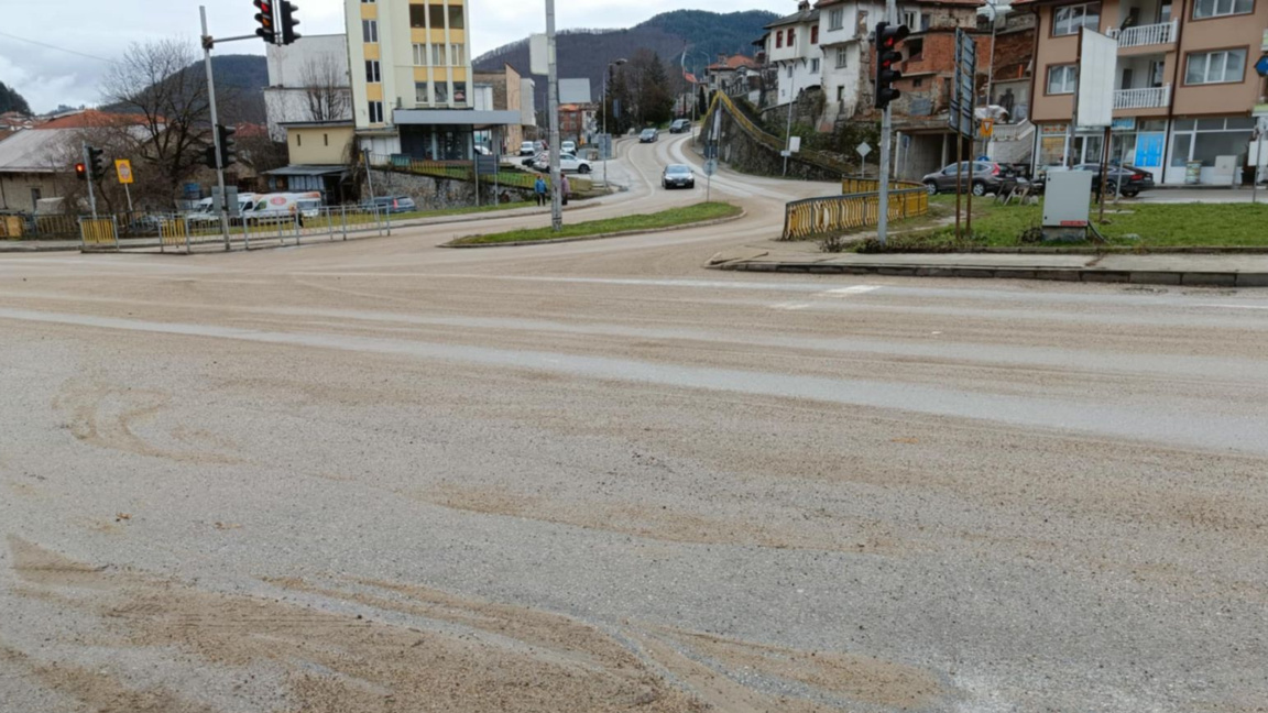 Първа зима без пясък в Смолян, вместо него луга и химия
