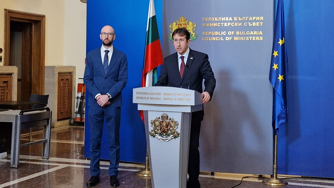 Министрите на финансите Георги Клисурски (вляво) и на транспорта и съобщенията Корман Исмаилов (вдясно)