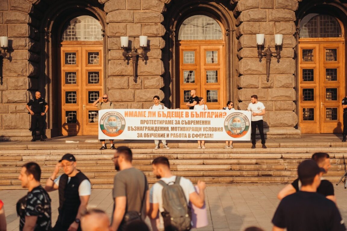 Законопроект за заплатите на медиците ще бъде изготвен до края на юли