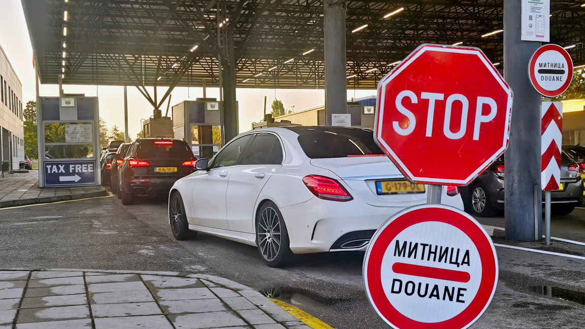 Car traffic is intense at Kapitan Andreevo border crossing