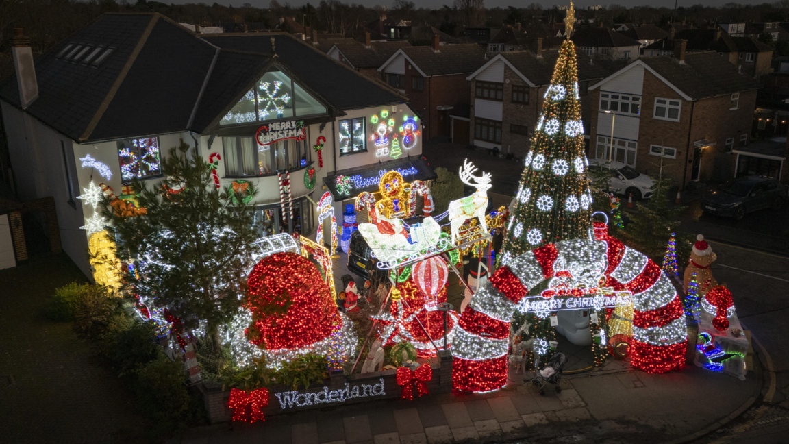 Коледна украса пред къща в Лондон