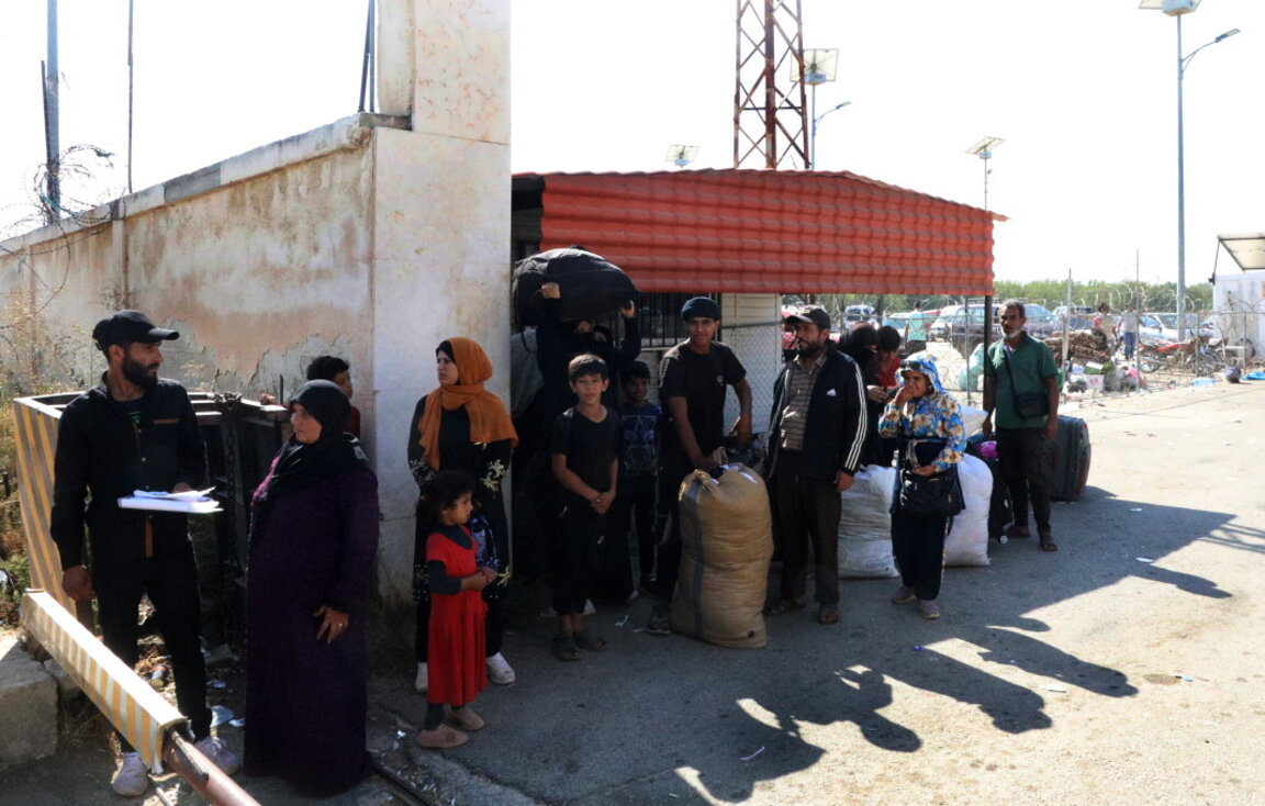 Десетки хиляди ливанци избягаха в съседна Сирия.