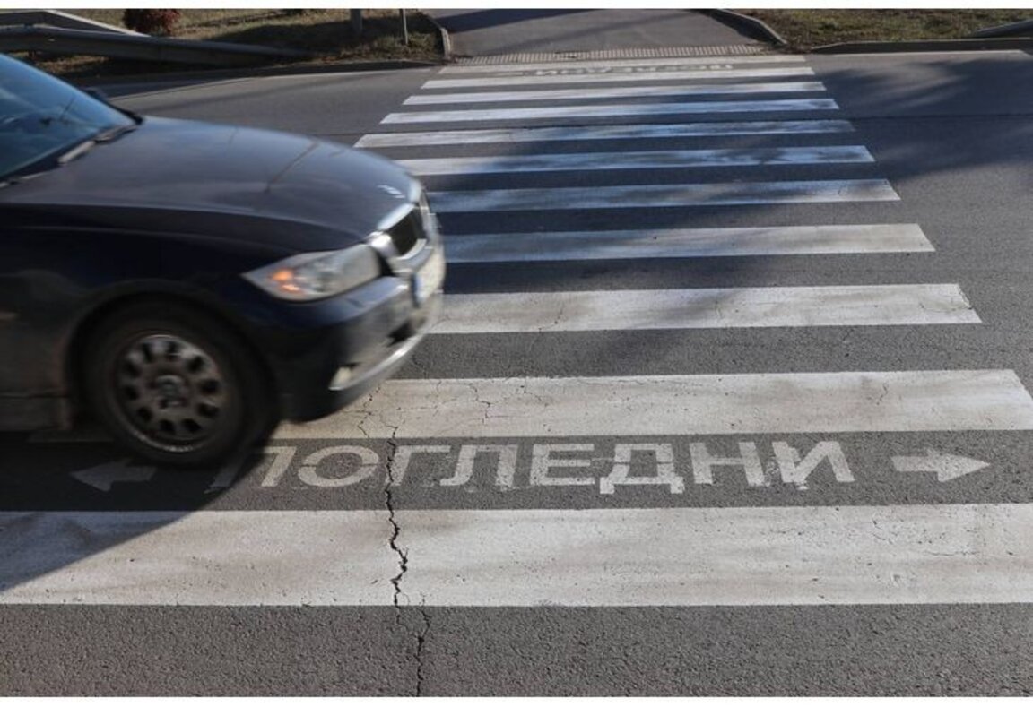 Кола блъсна дете и мъж на пешеходна пътека в Пловдив