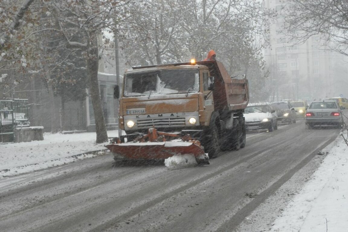 10 снегорина чистят улиците в Благоевград