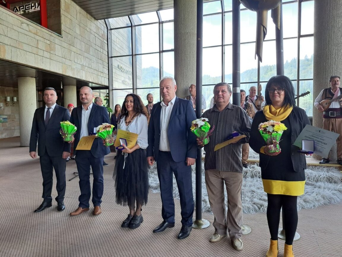 Връчиха награди за високи постижения на артисти от ансамбъл „Родопа“