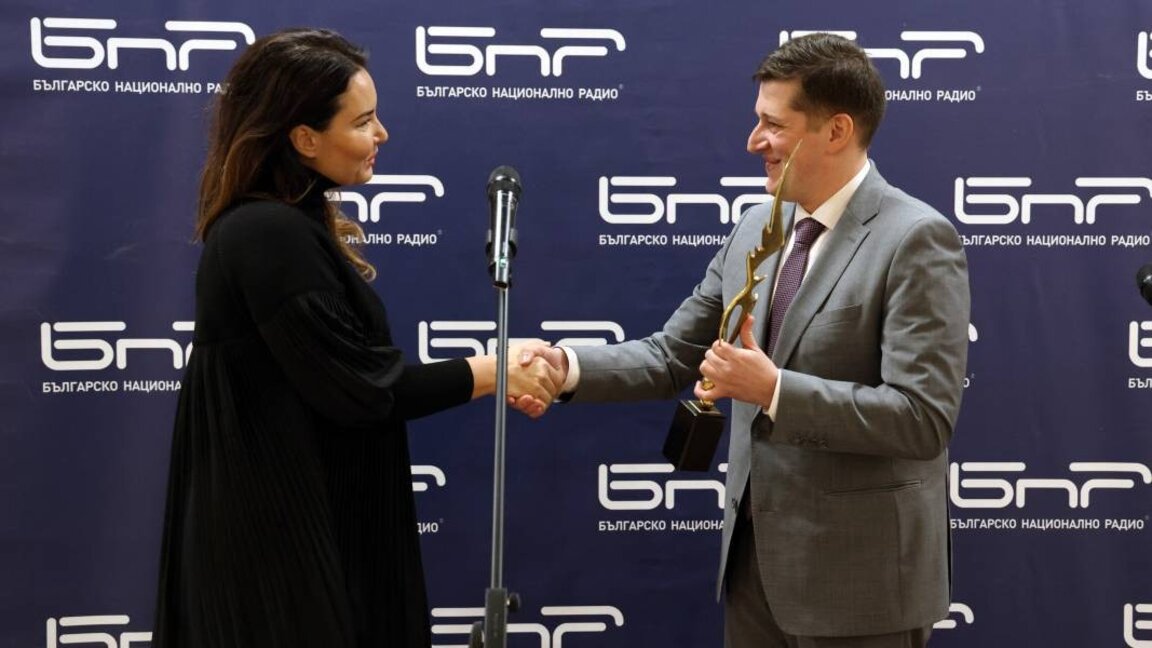 Drejtori i Përgjithshëm i BNR Milen Mitev ia dorëzoi çmimin Sonja Jonçevës