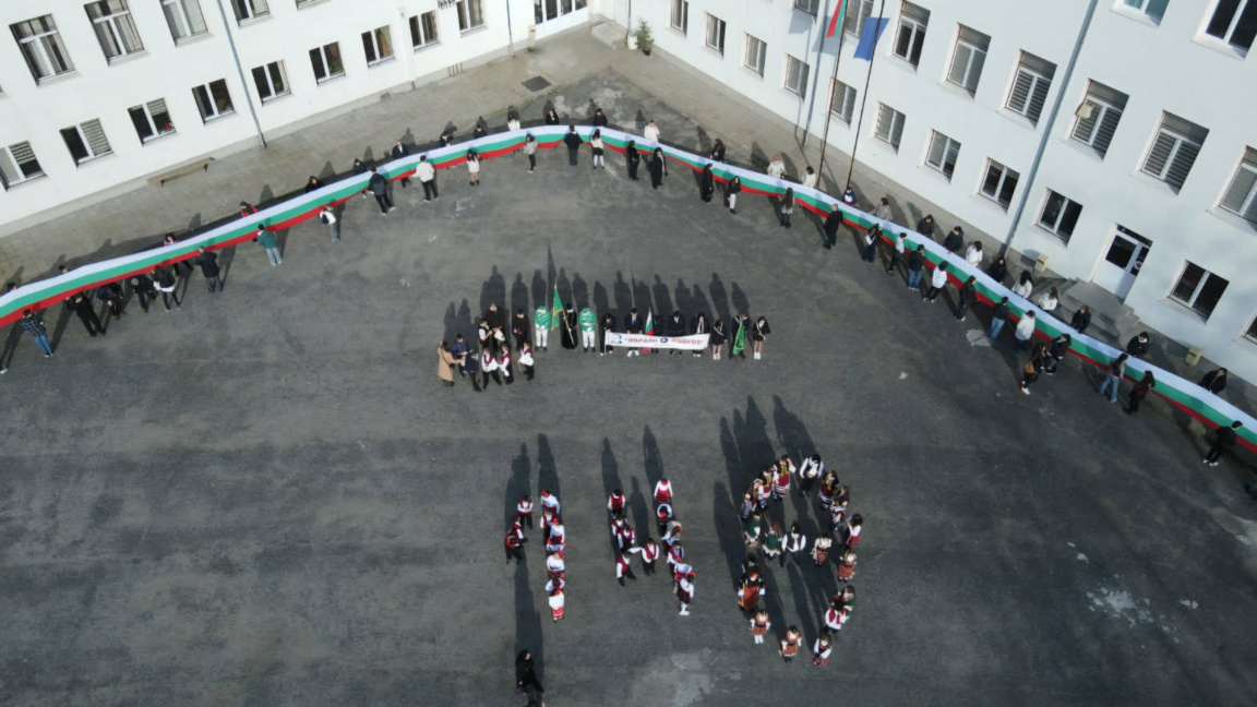 Ученици в Кърджали разгърнаха 148-метров трикольор за Трети март