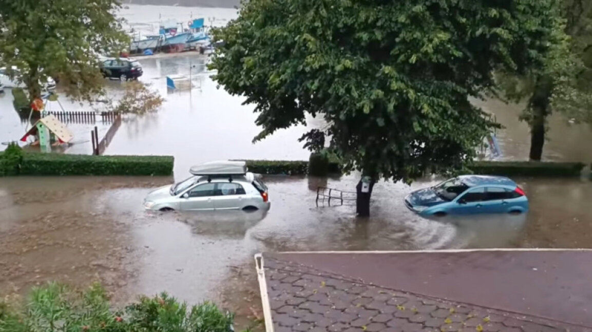 Inundații puternice și mașini luate de ape în mare în municipiul Țarevo