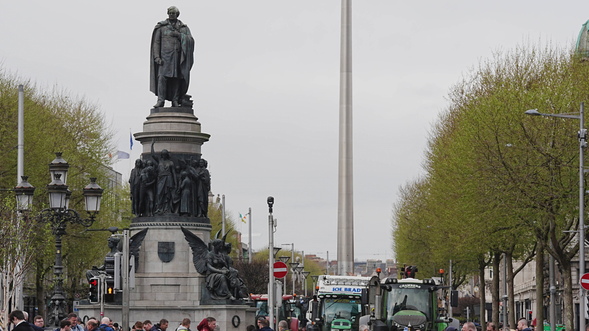 Протестиращи срещу цените на горивата, блокиращи улица "О'Конъл" в Дъблин, Ирландия